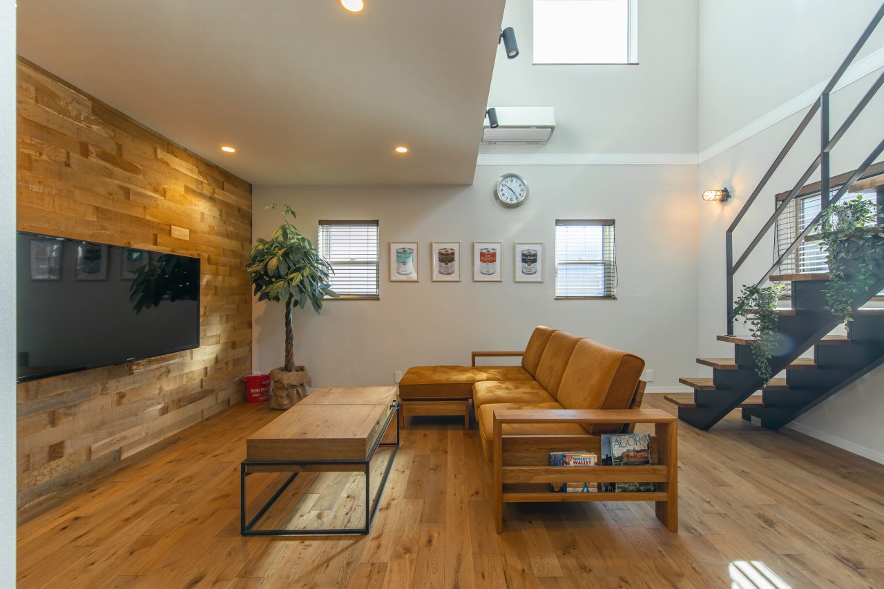 吹き抜けと木の温もりが心地よい、カリフォルニアハウス